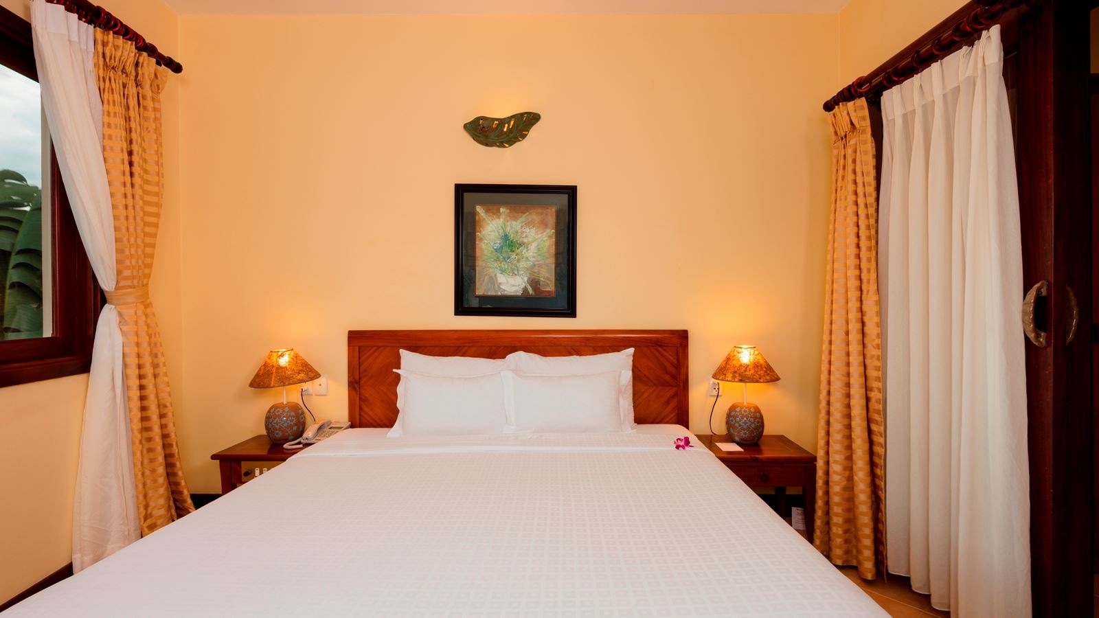 rooms-family-room-garden-view