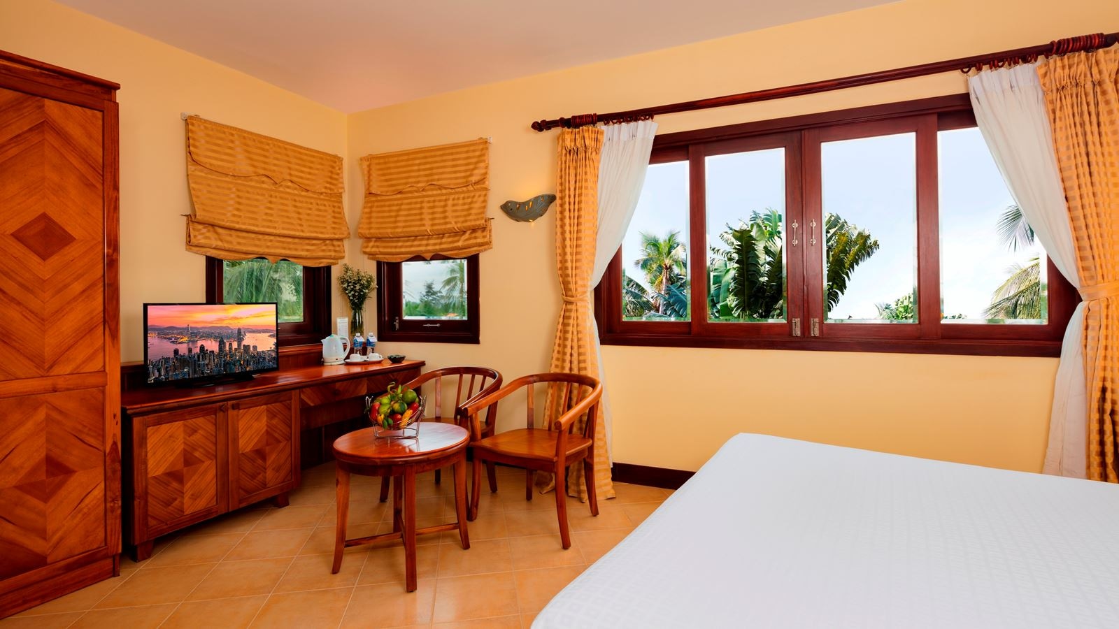 rooms-family-room-garden-view