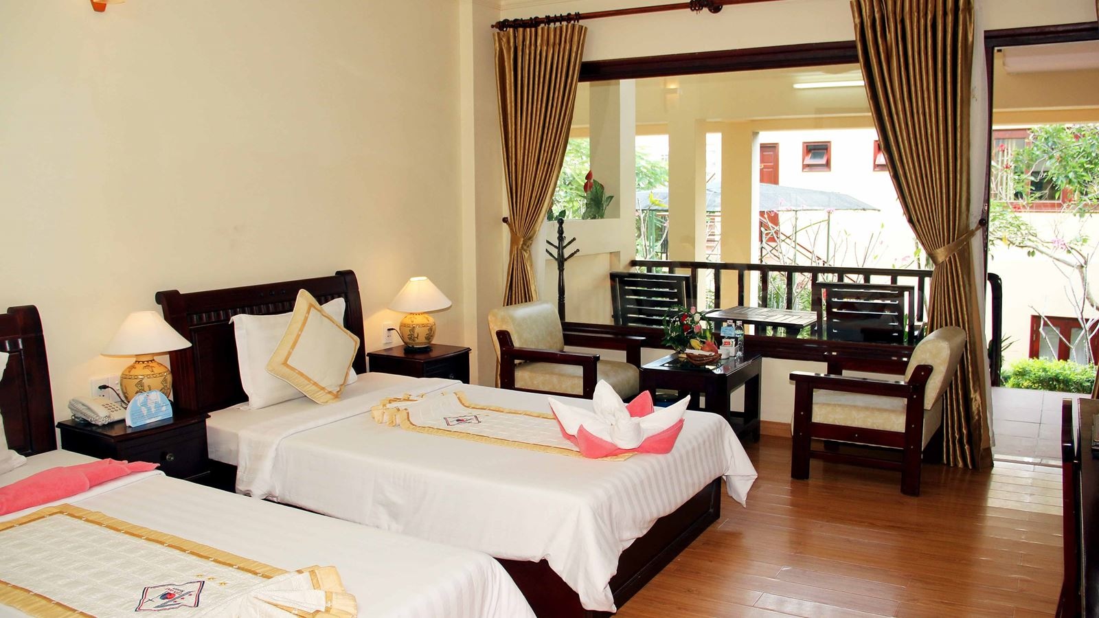 rooms-room-deluxe-hill-view-at-hill-side-with-balcony