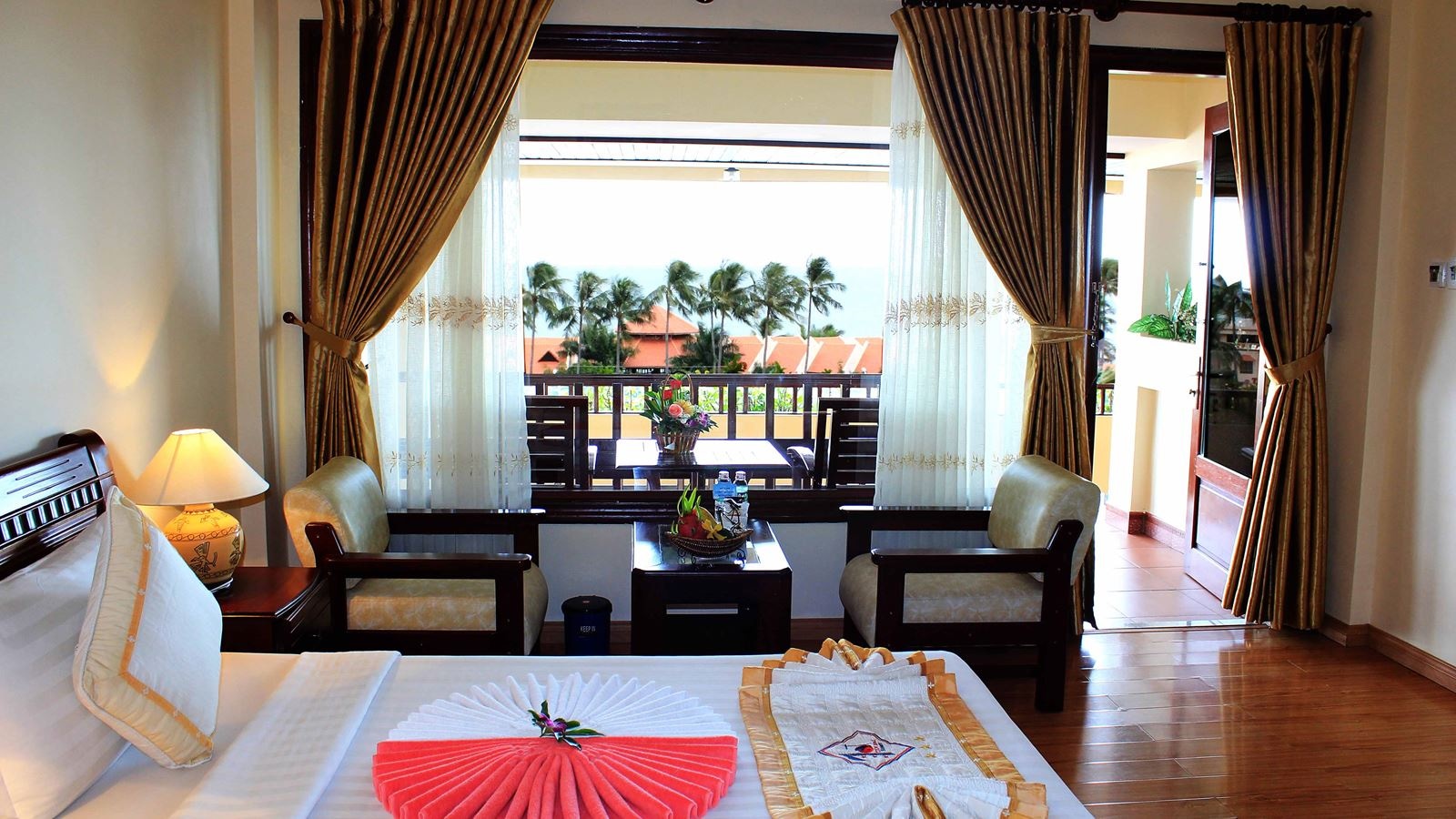 rooms-room-deluxe-seaview-at-hill-side-with-balcony