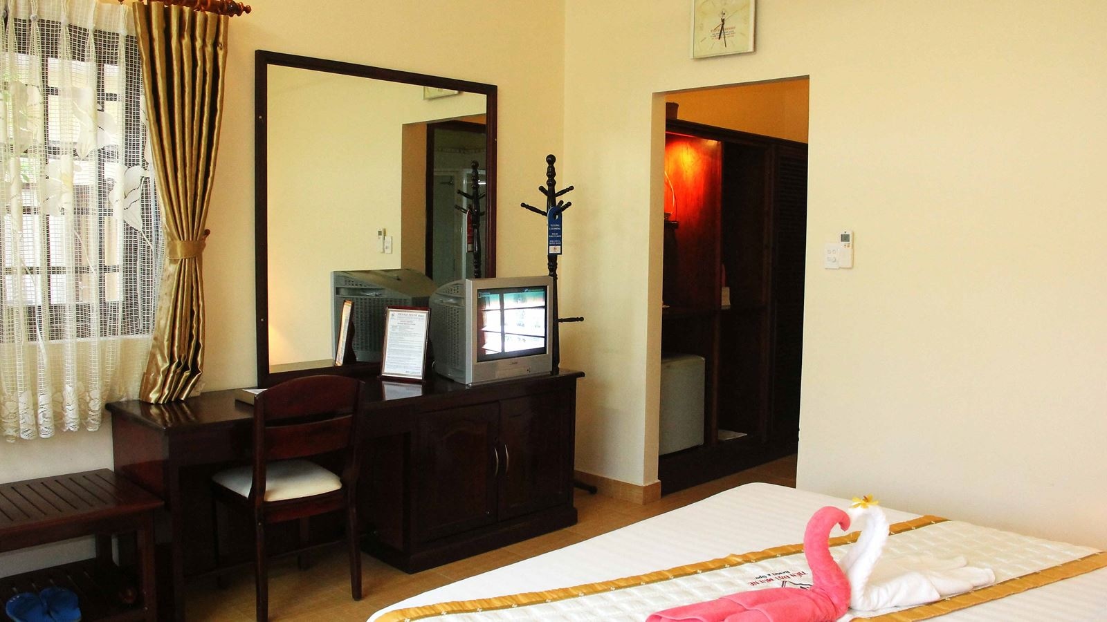 rooms-room-deluxe-at-sea-side-with-balcony