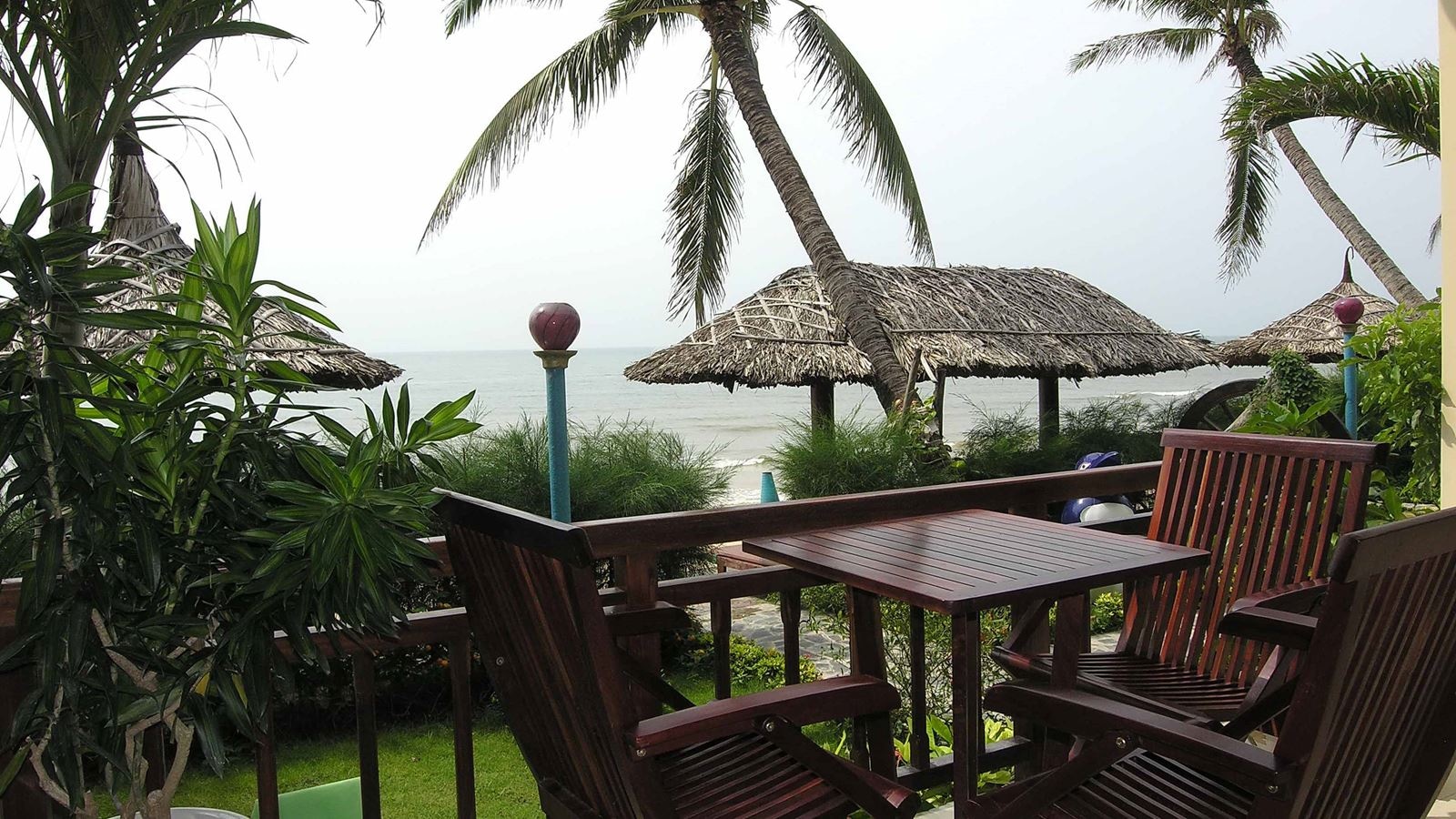 rooms-bungalow-ocean-view-at-sea-side-with-balcony