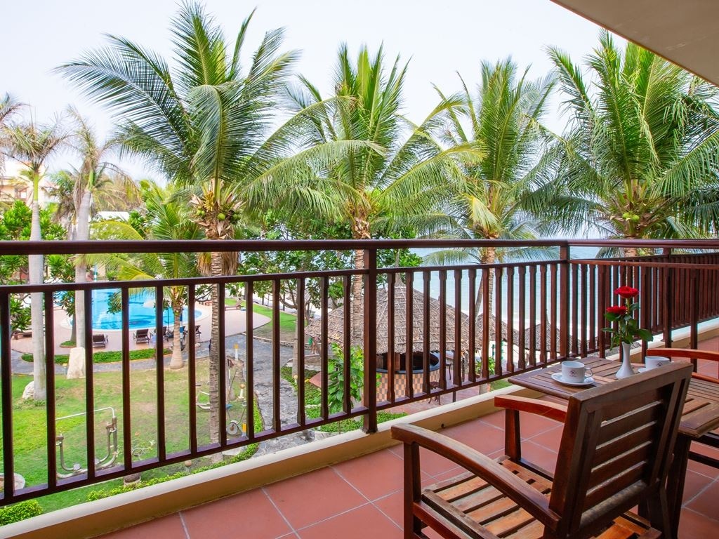rooms-room-beach-front-senior-at-sea-side-with-balcony
