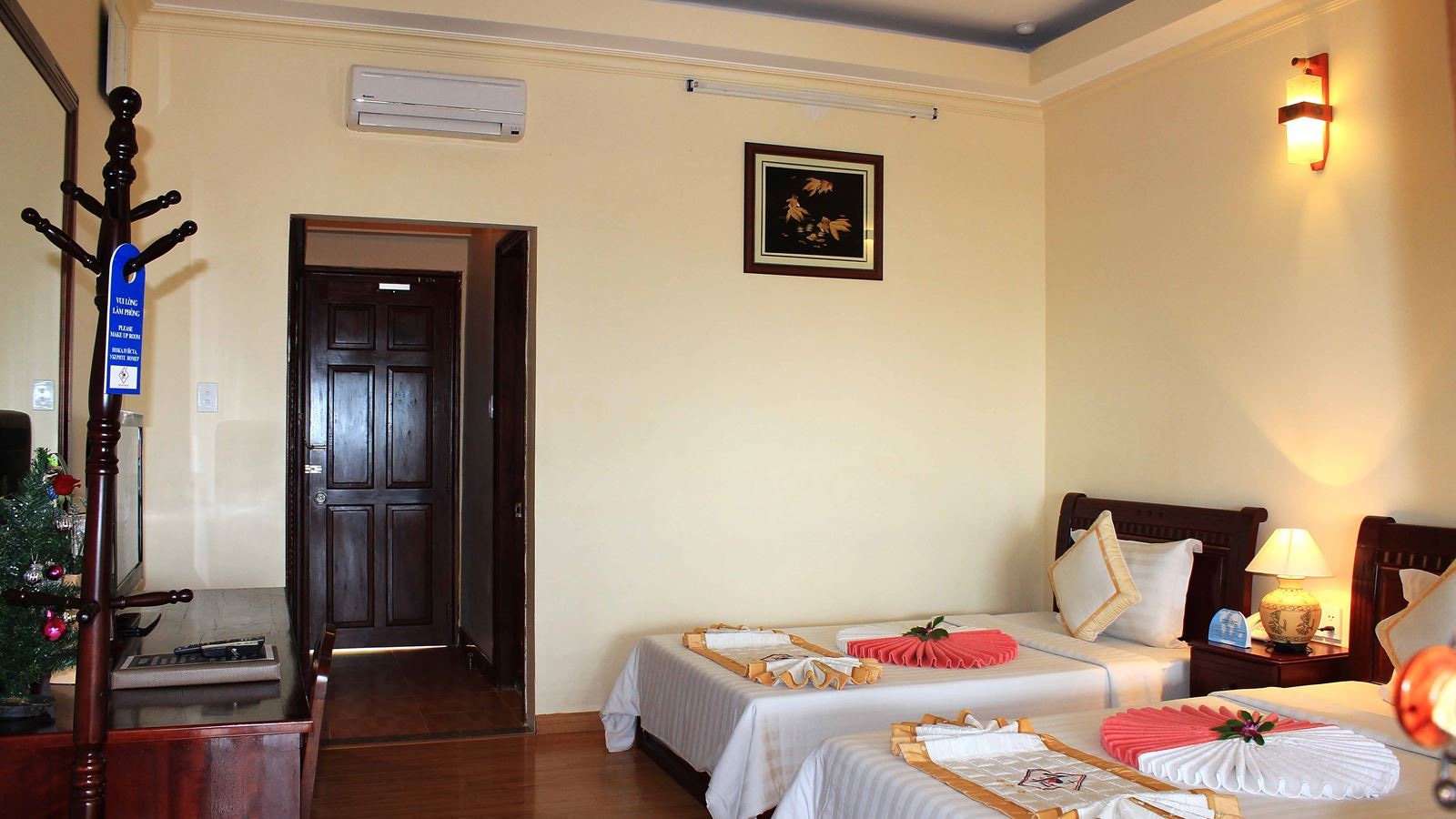 rooms-room-deluxe-seaview-at-hill-side-with-balcony-child-without-extra-bed