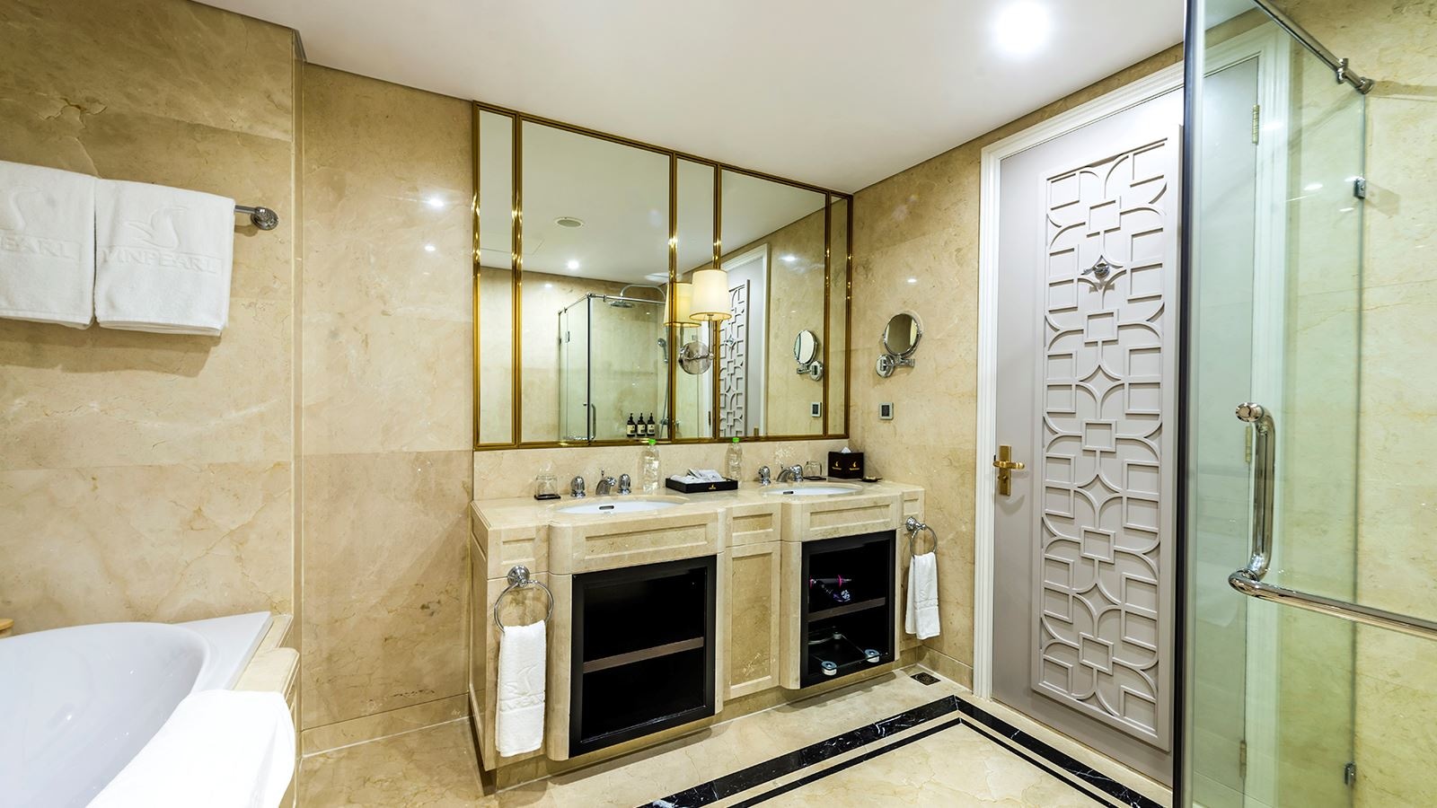 rooms-grand-junior-suite-hill-view