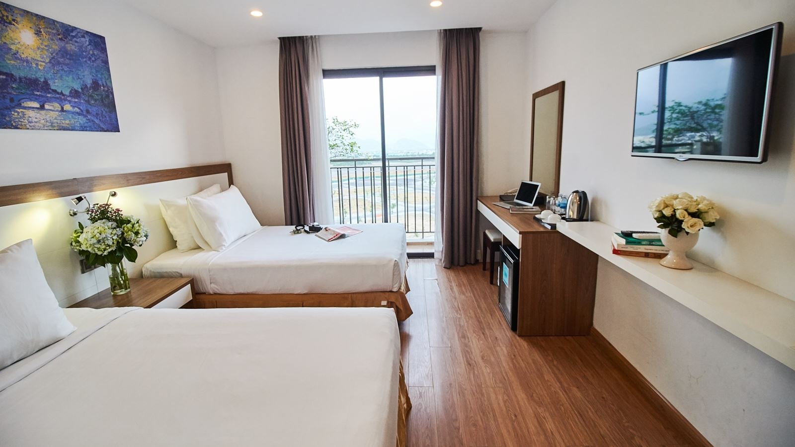 rooms-deluxe-city-view-with-balcony