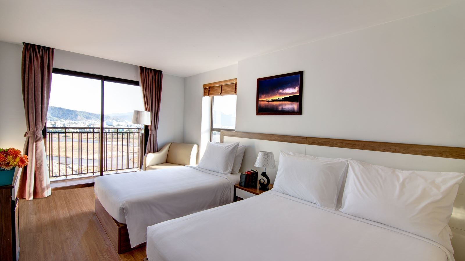 rooms-premier-deluxe-city-view-with-balcony