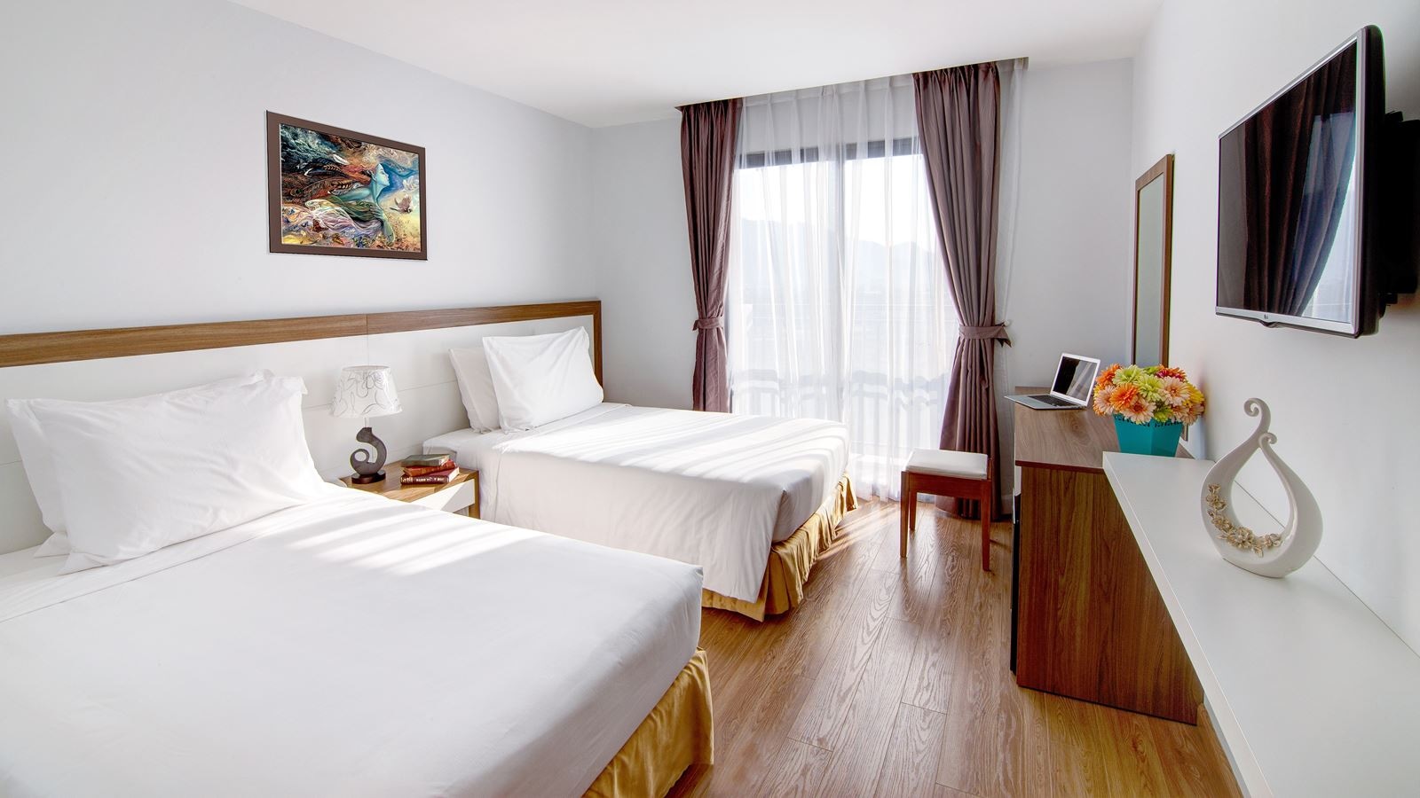 rooms-deluxe-city-view-with-balcony