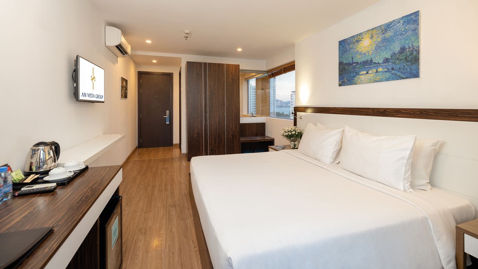 rooms-premier-deluxe-city-view-with-balcony