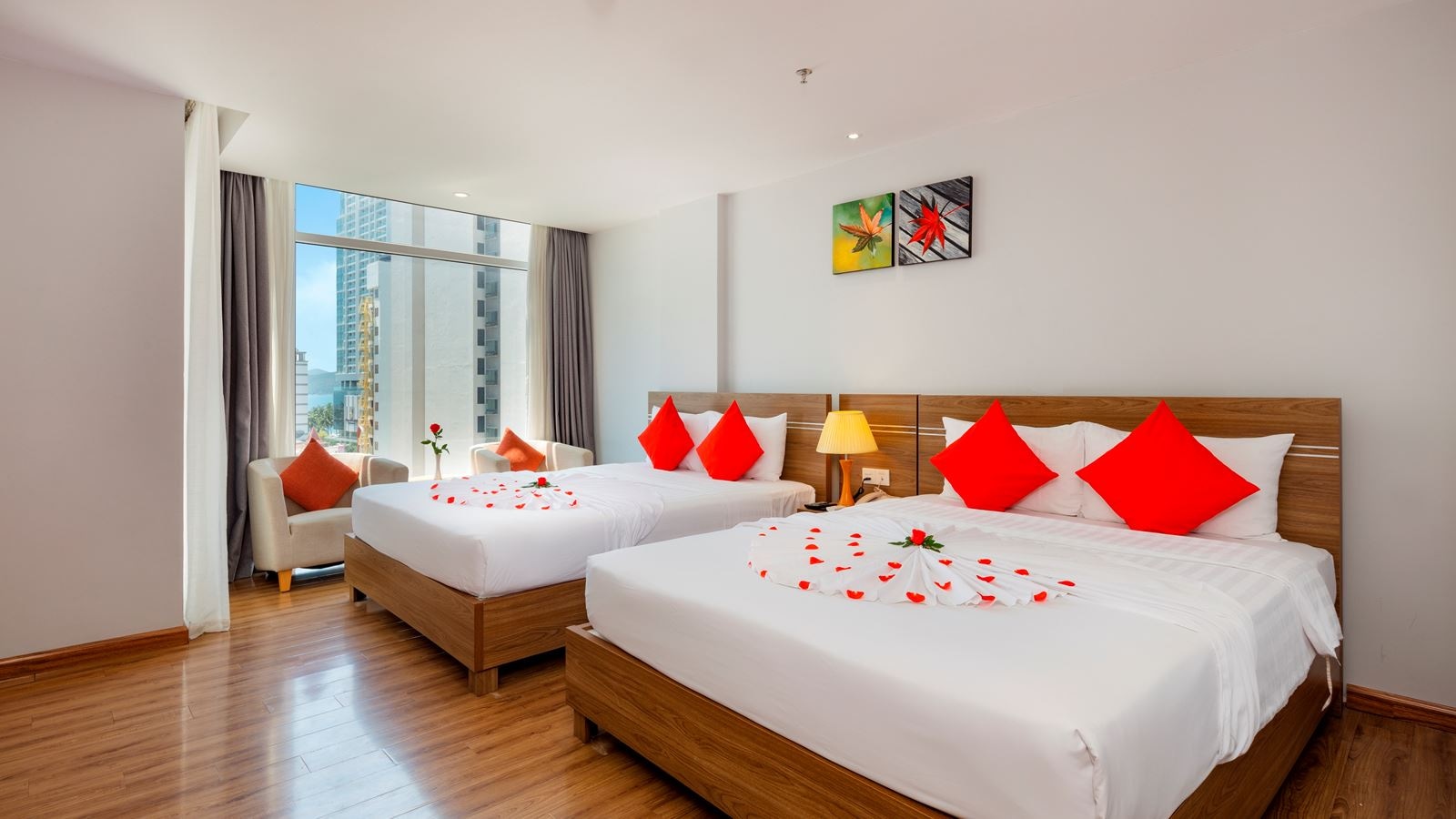 rooms-suite-family-room