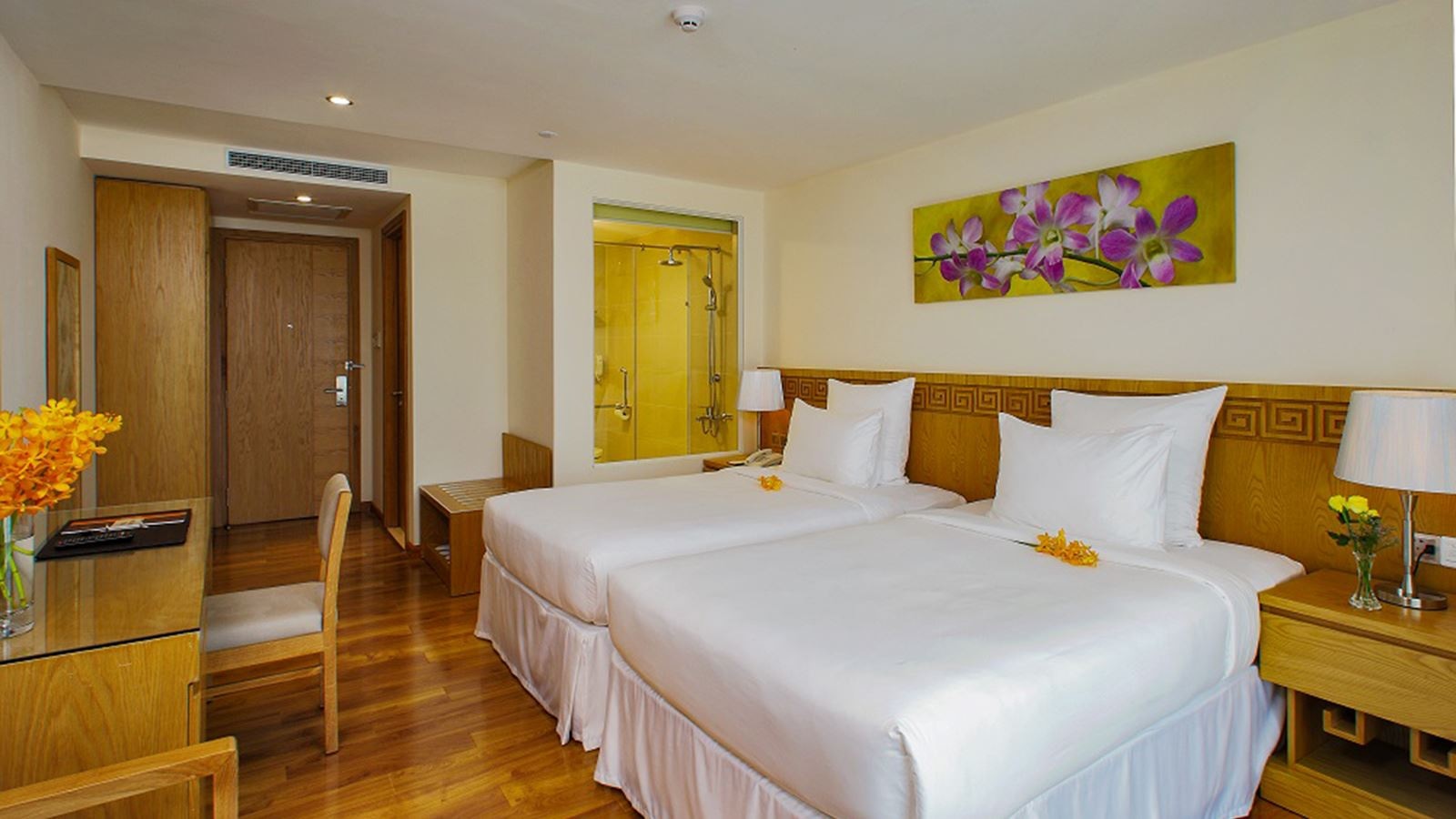 rooms-deluxe-city-view-with-balcony