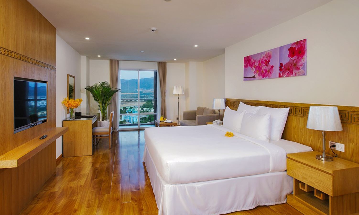 rooms-rosaka-suite-city-view-with-balcony