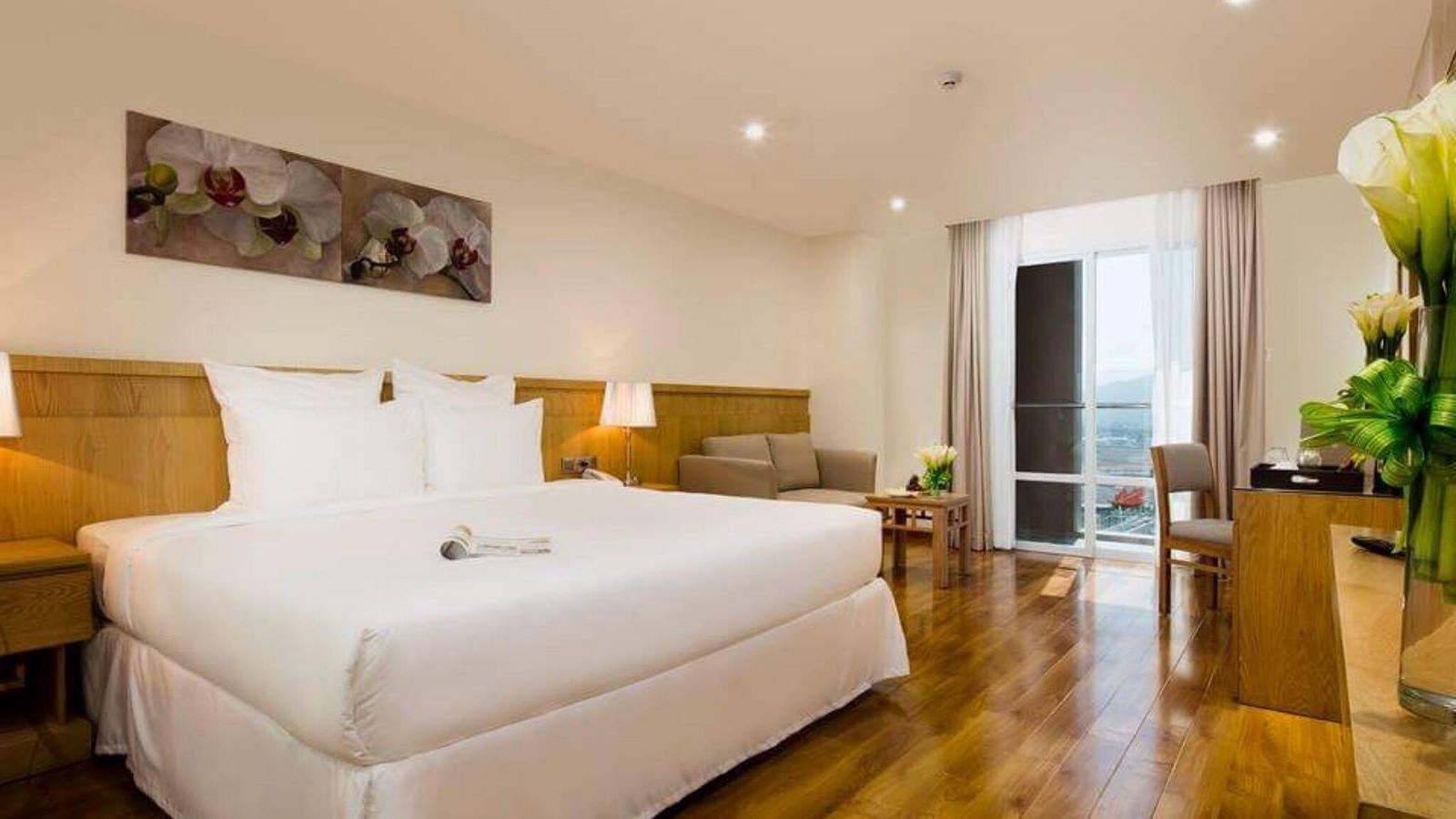 rooms-deluxe-city-view-with-balcony