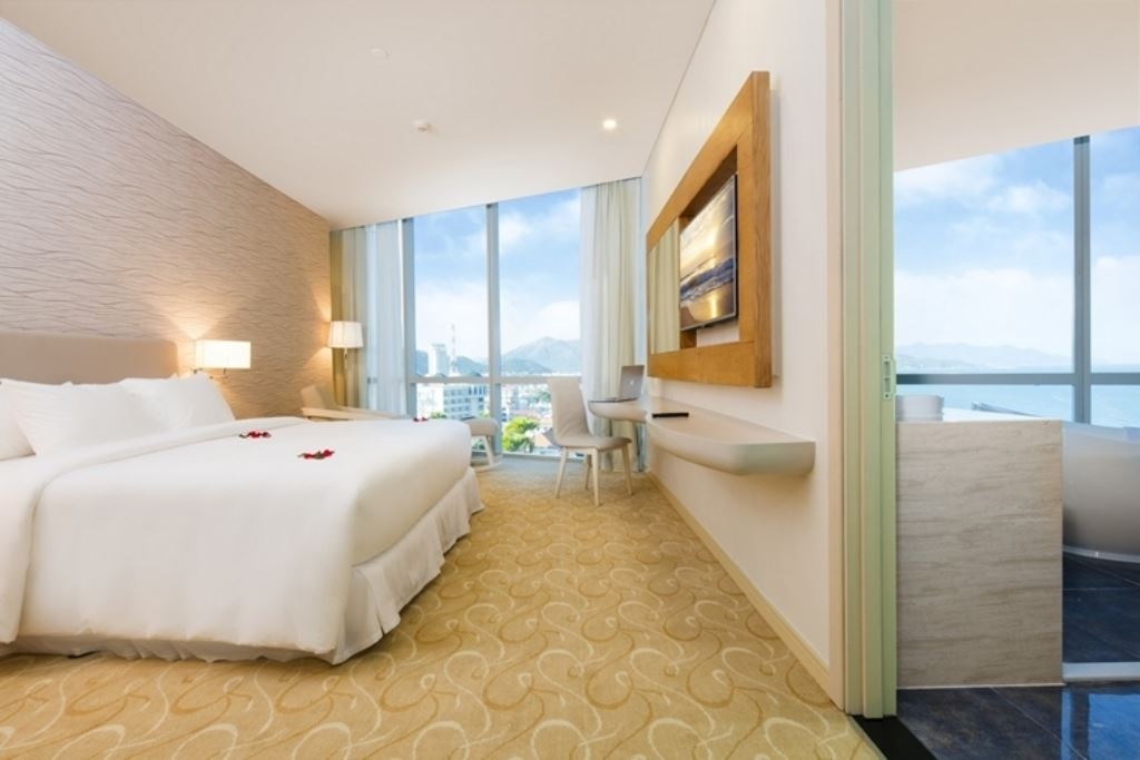 rooms-prime-suite-sea-view-with-balcony