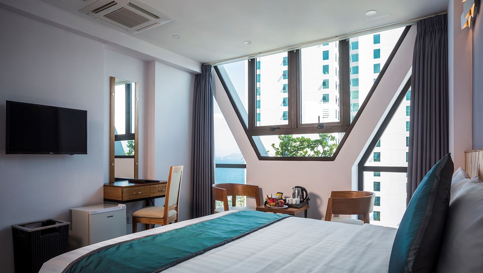 rooms-deluxe-partial-sea-view