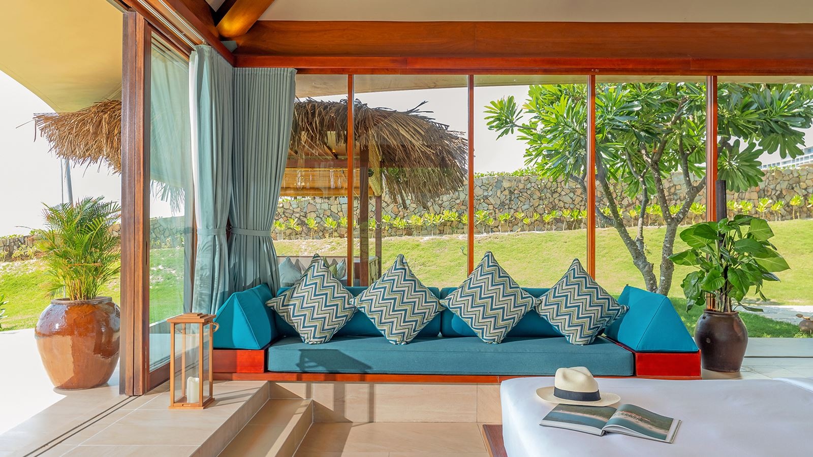 rooms-beachfront-pool-villa-child-without-extra-bed