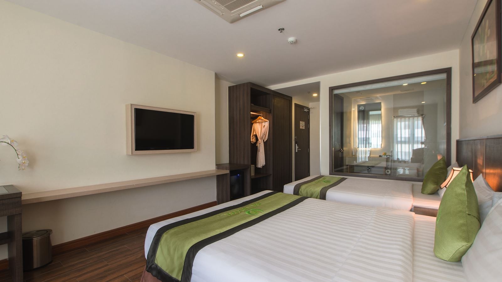 rooms-senior-deluxe-triple-with-balcony