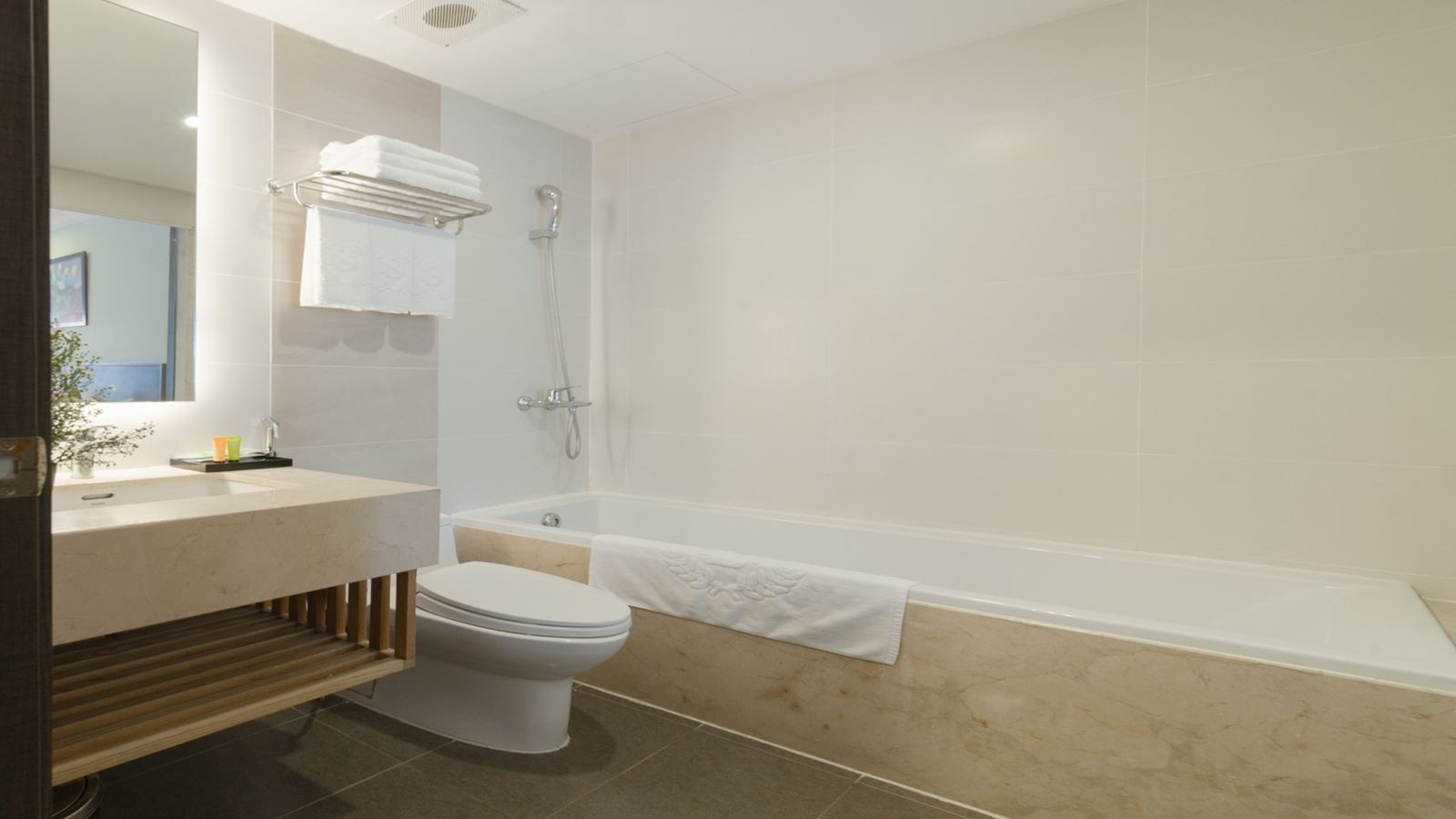rooms-senior-deluxe-with-balcony