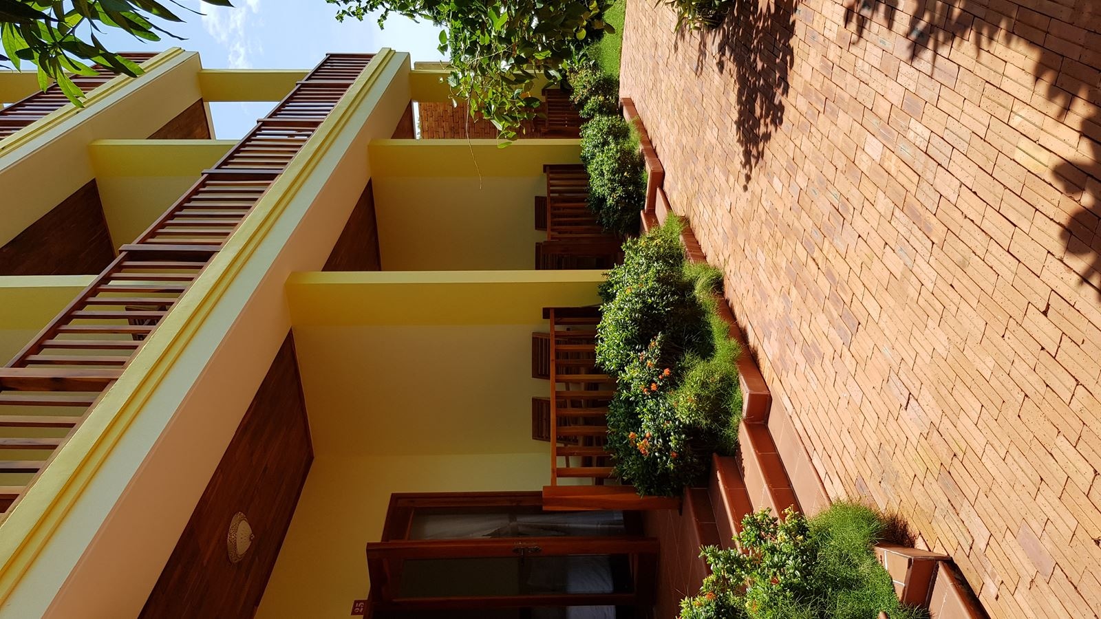 rooms-deluxe-double-roh-garden-view-with-balcony