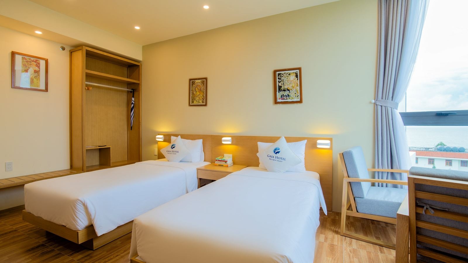 rooms-standard-room-city-view