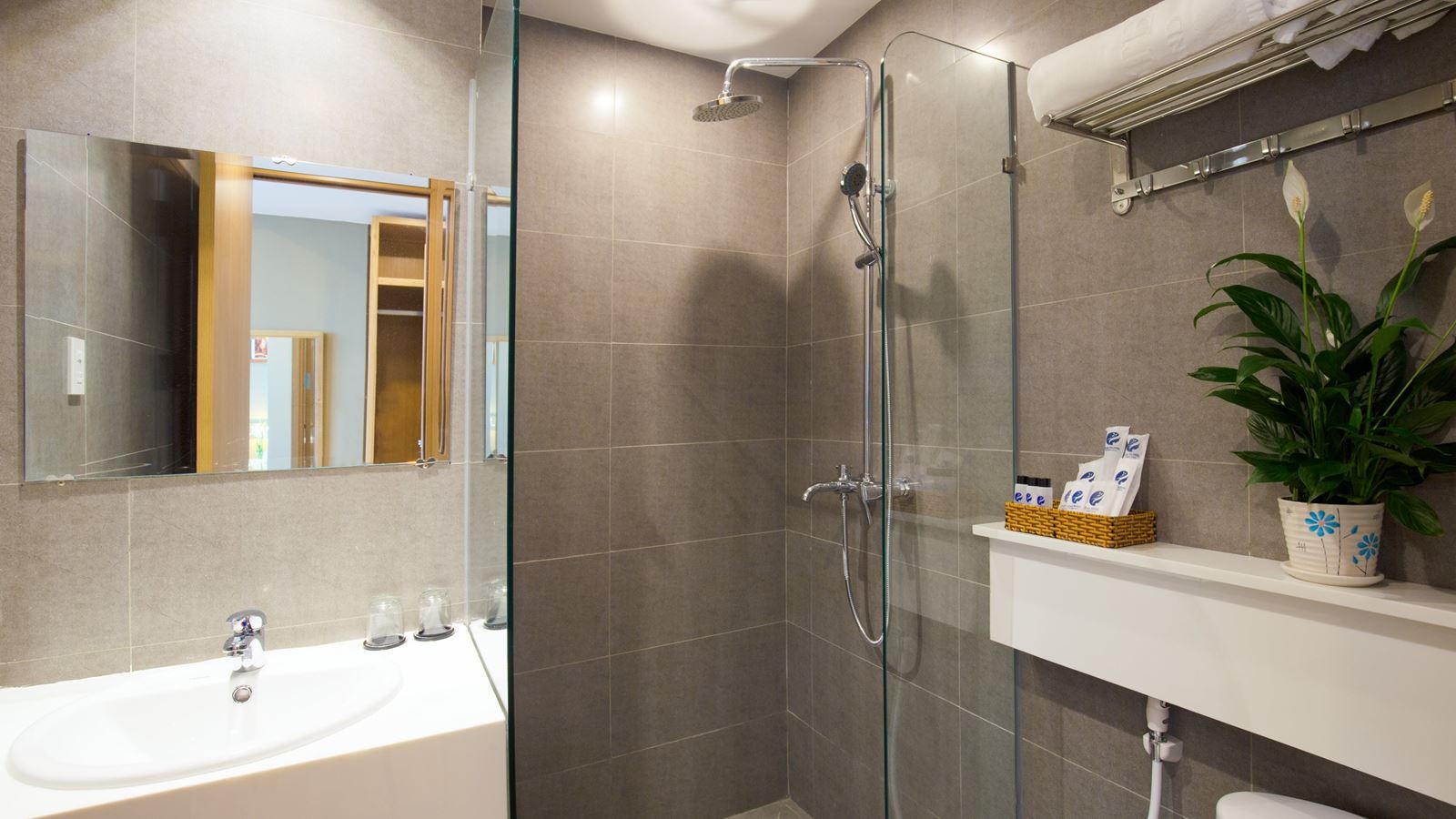 rooms-standard-room-city-view