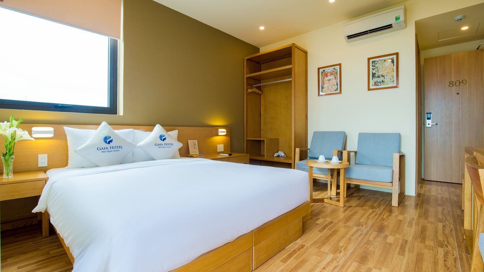 rooms-deluxe-room-double-with-window