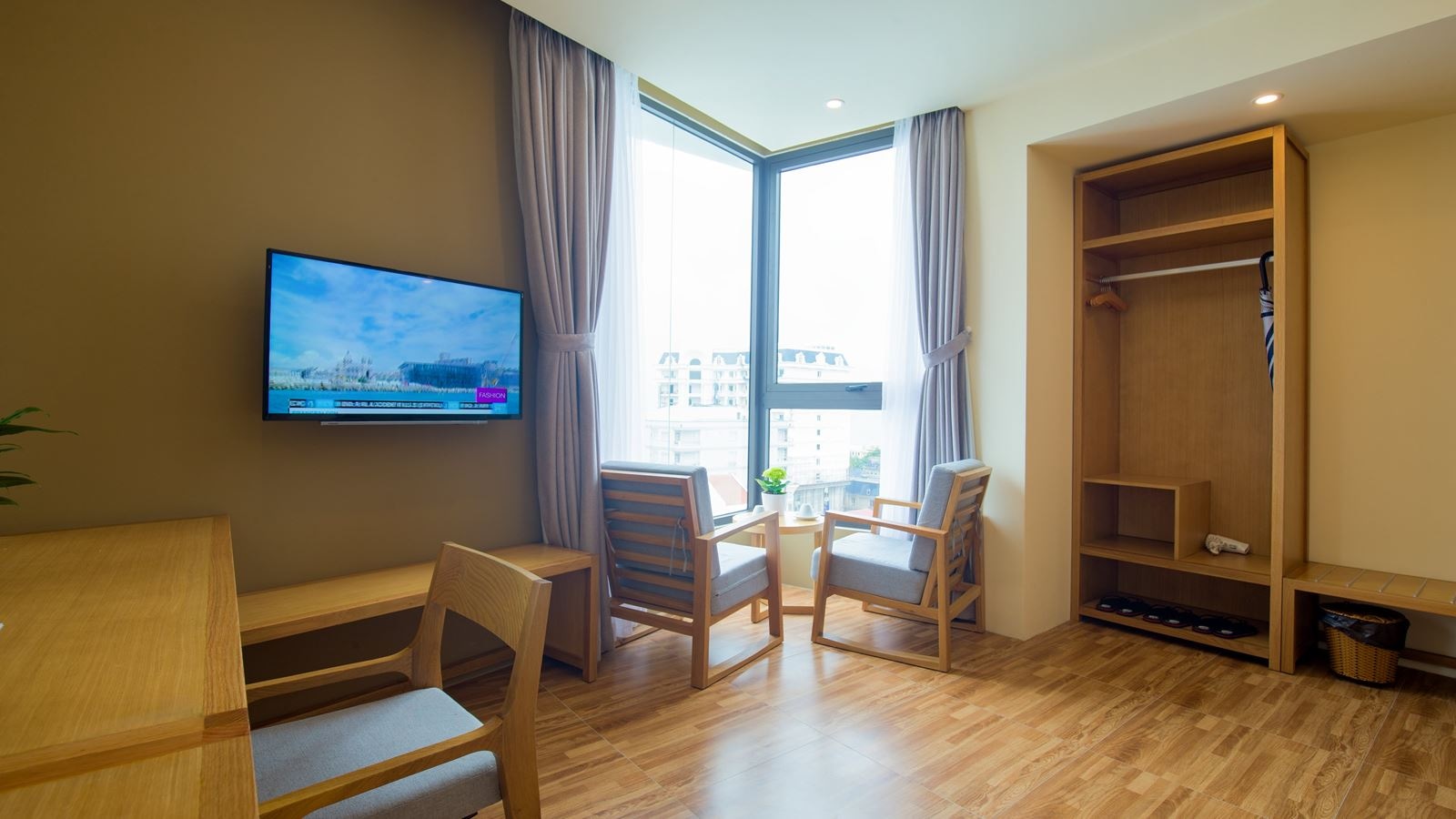 rooms-premium-triple-with-window