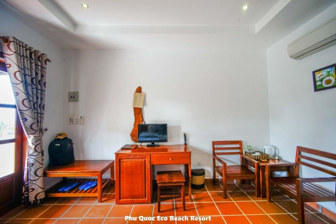 rooms-deluxe-room-partial-sea-view