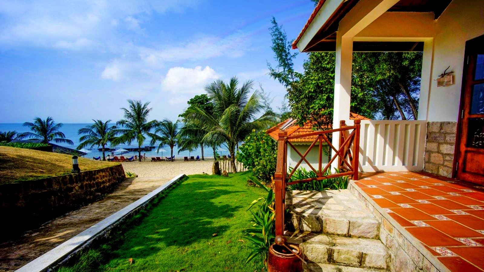 rooms-deluxe-room-partial-sea-view