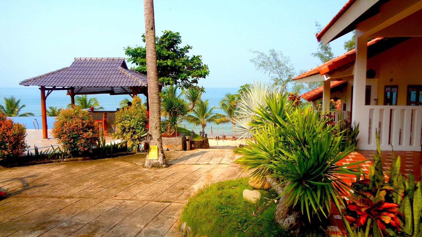 rooms-deluxe-room-partial-sea-view