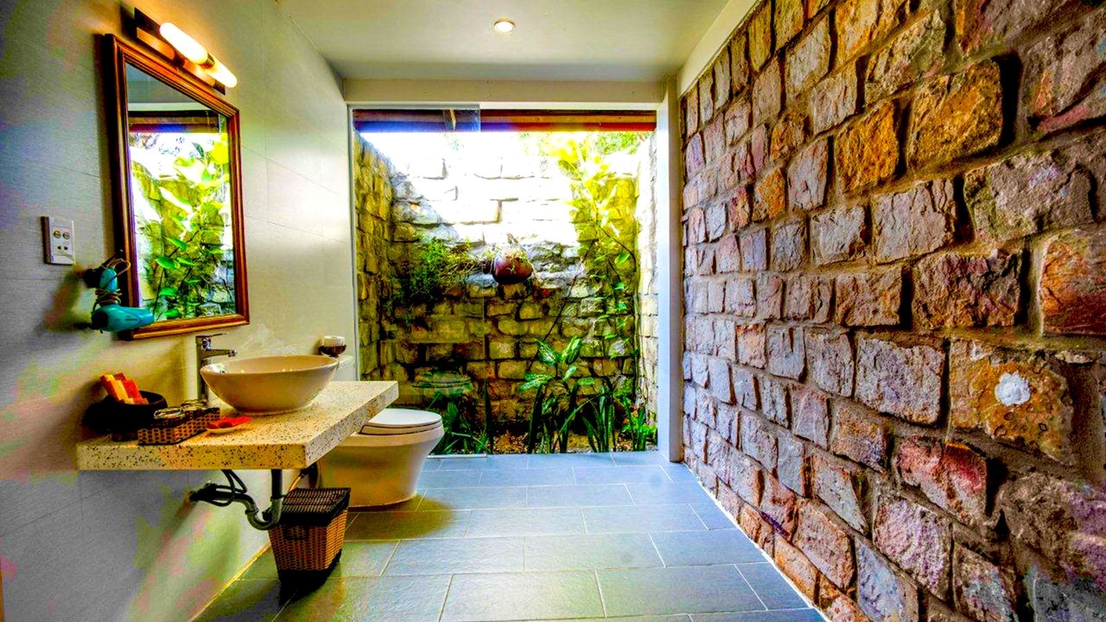 rooms-deluxe-room-partial-sea-view