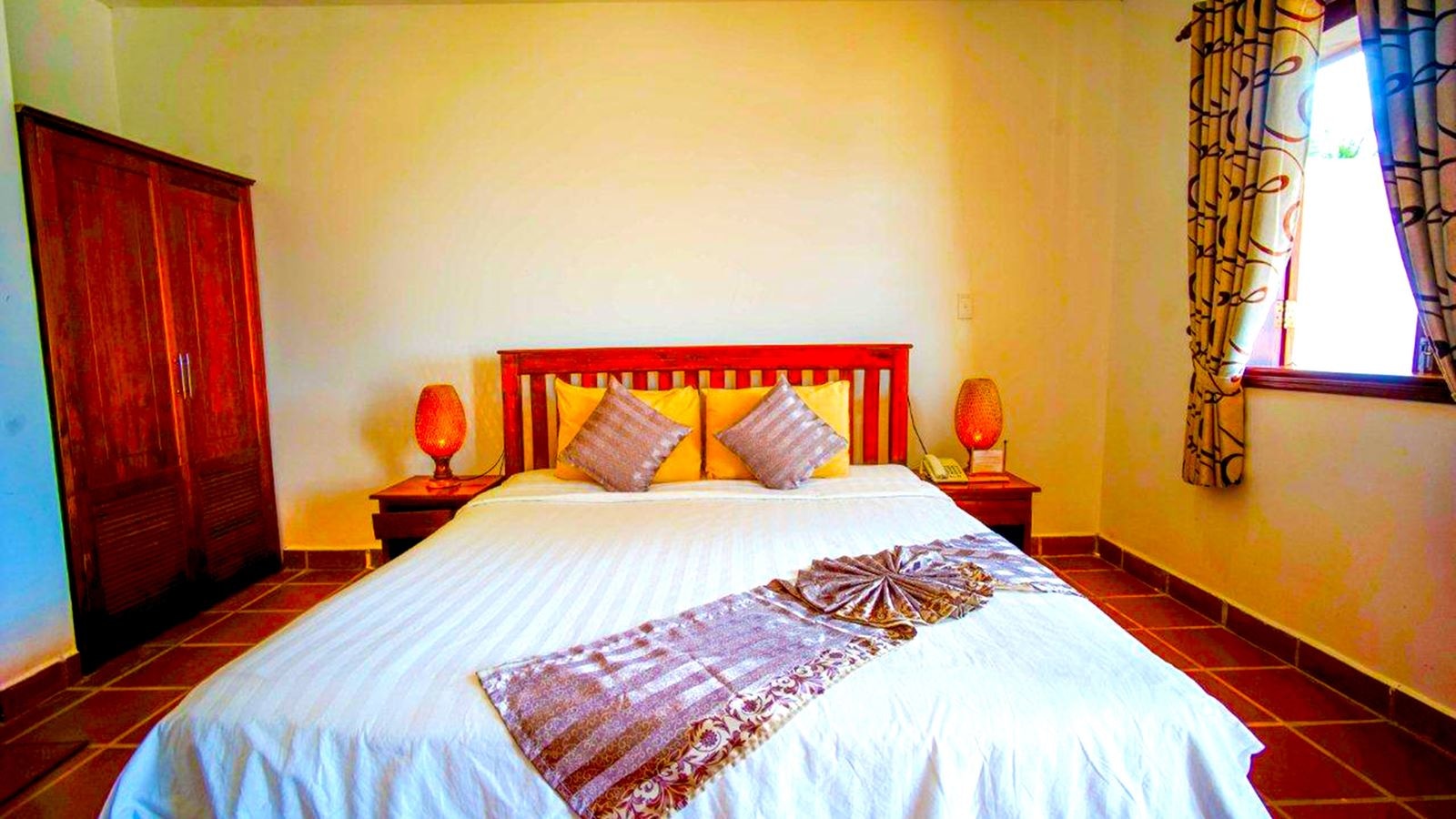 rooms-deluxe-room-partial-sea-view