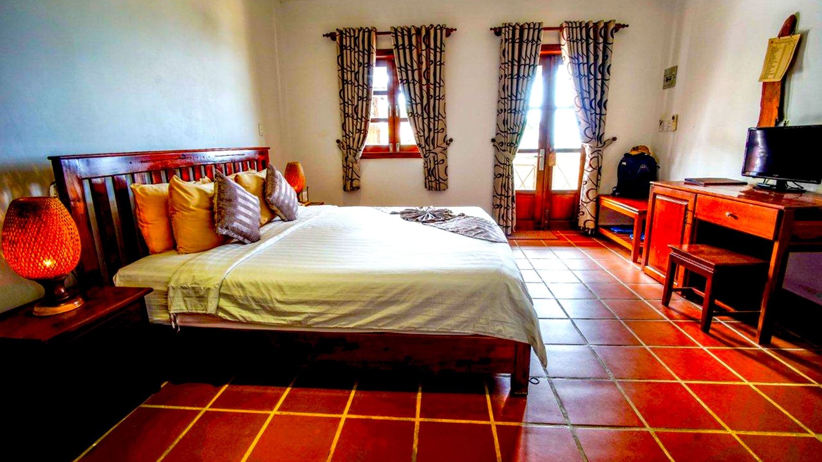 rooms-deluxe-room-partial-sea-view