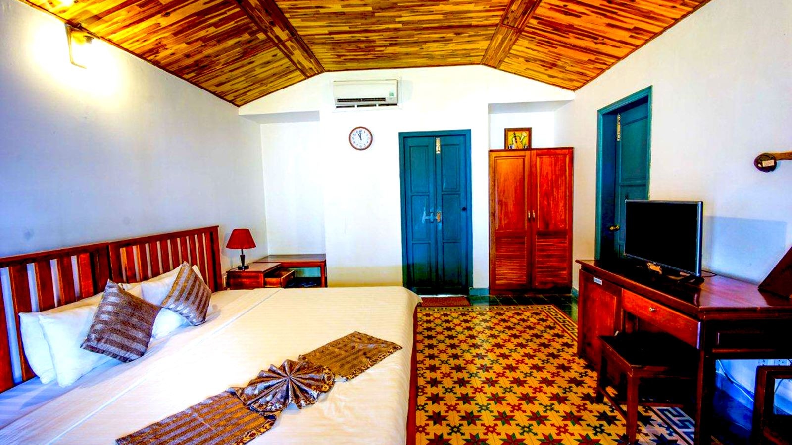 rooms-deluxe-bungalow-partial-sea-view