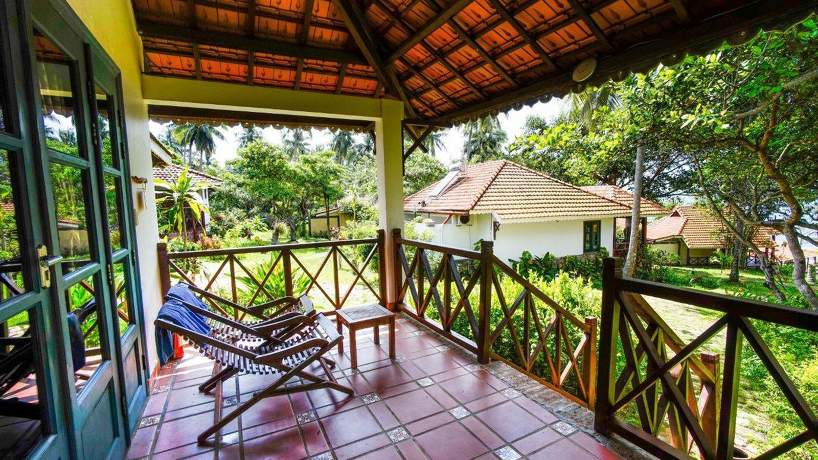 rooms-deluxe-bungalow-partial-sea-view