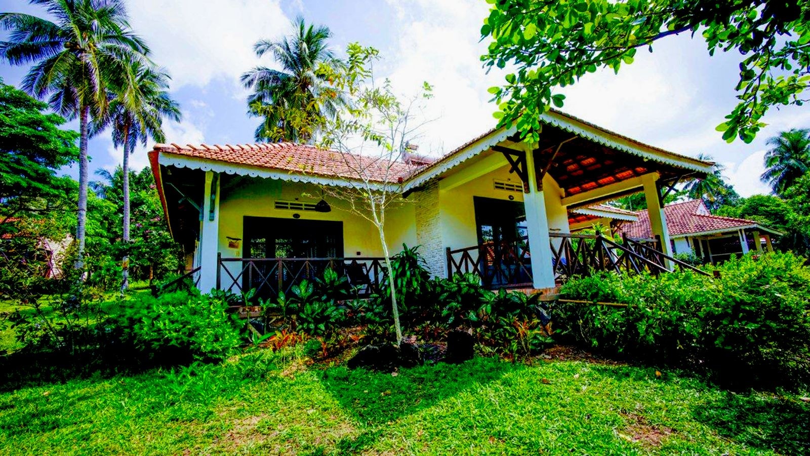 rooms-deluxe-bungalow-partial-sea-view