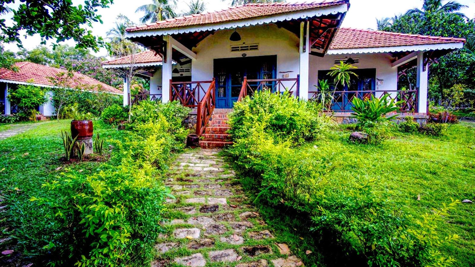 rooms-deluxe-bungalow-partial-sea-view