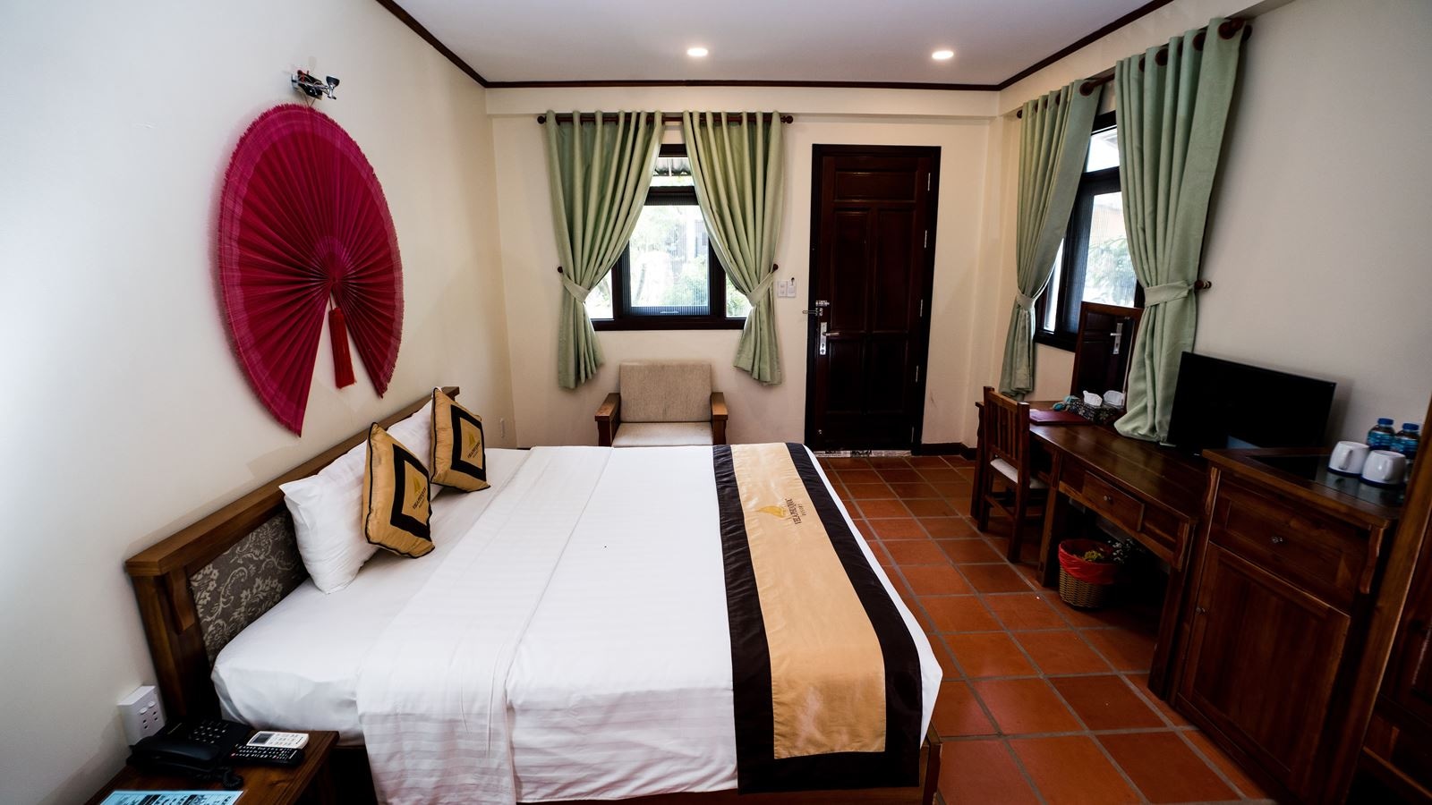 rooms-deluxe-pool-view