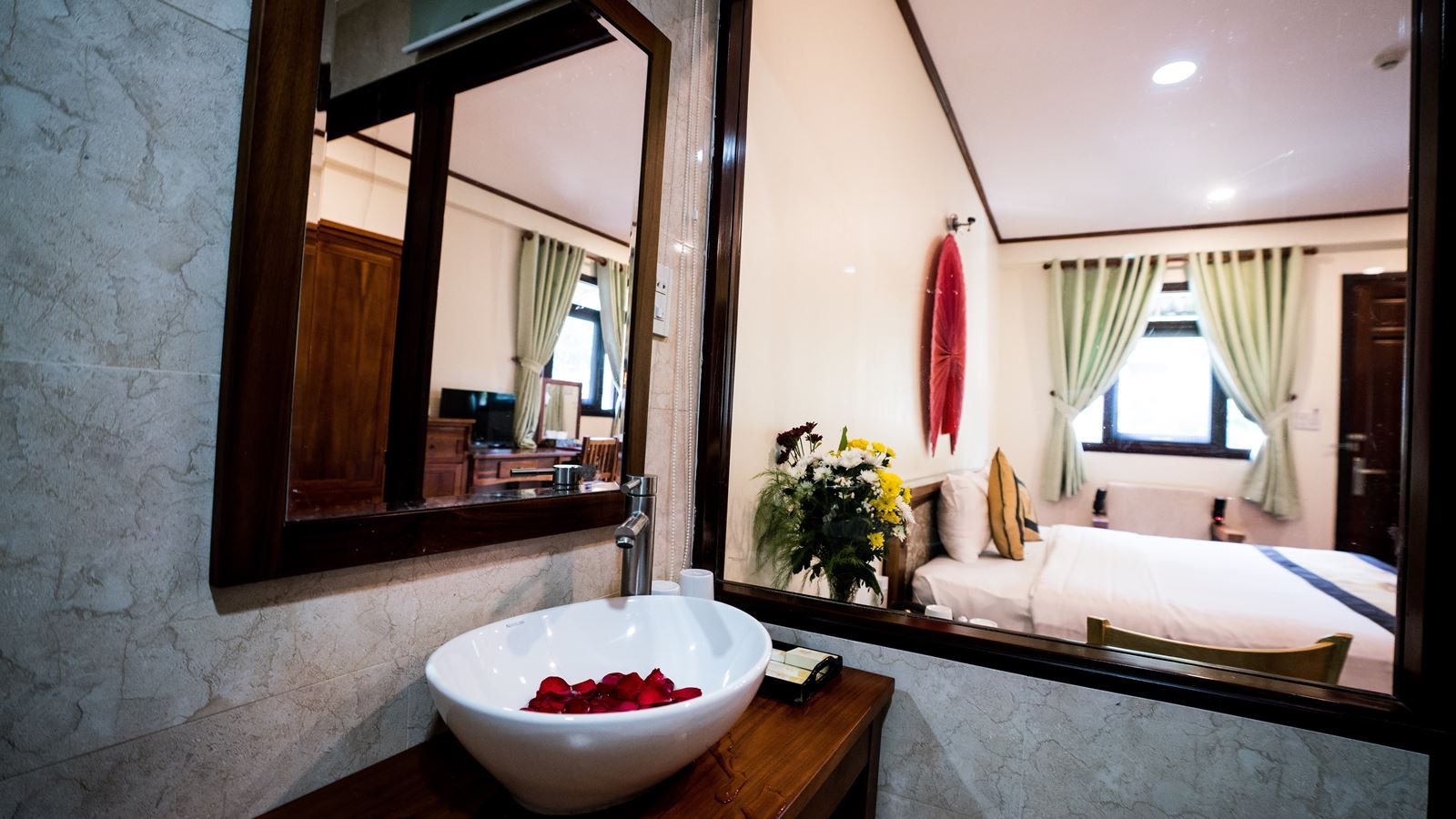 rooms-deluxe-pool-view