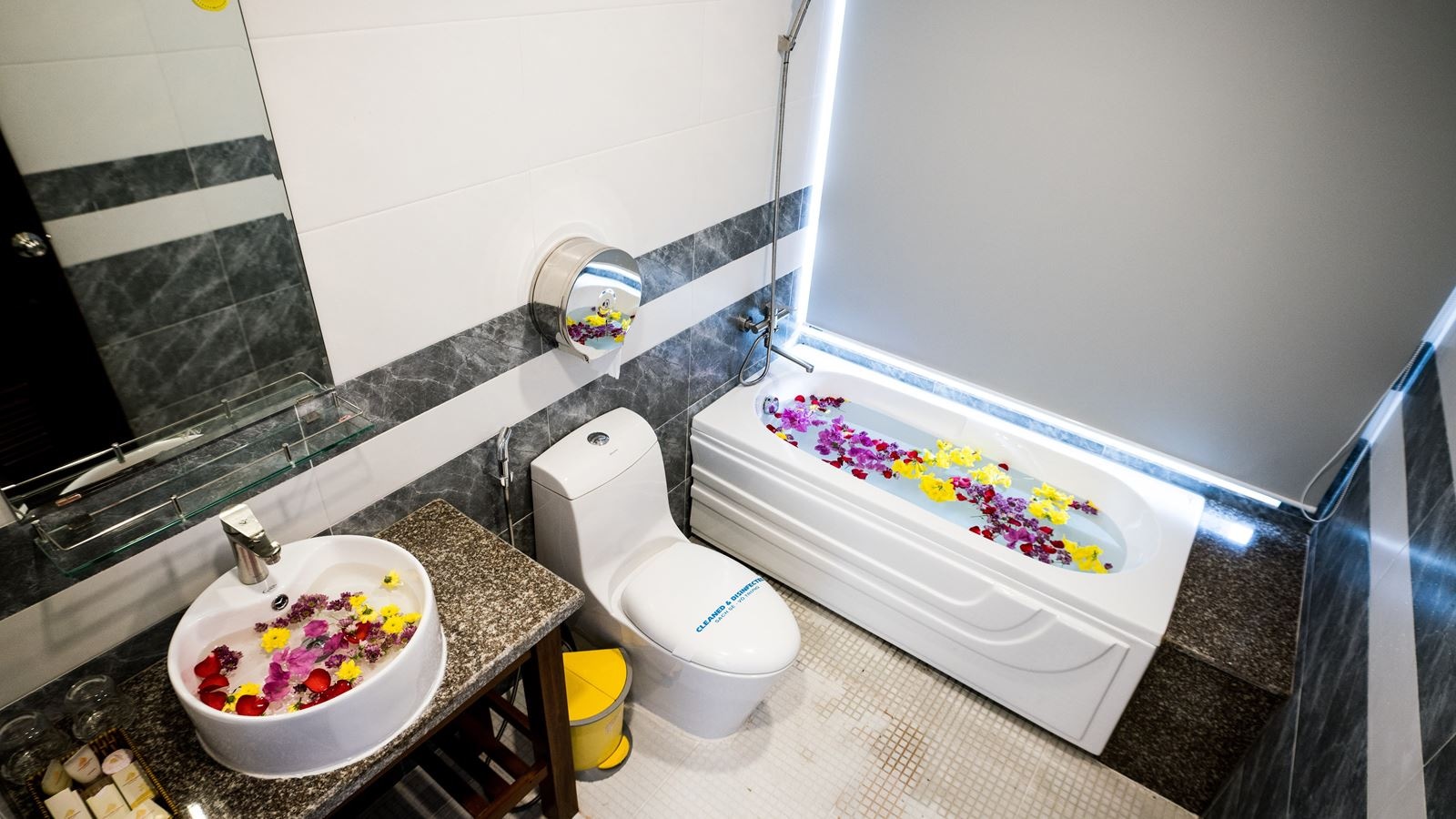 rooms-king-suite-pool-view