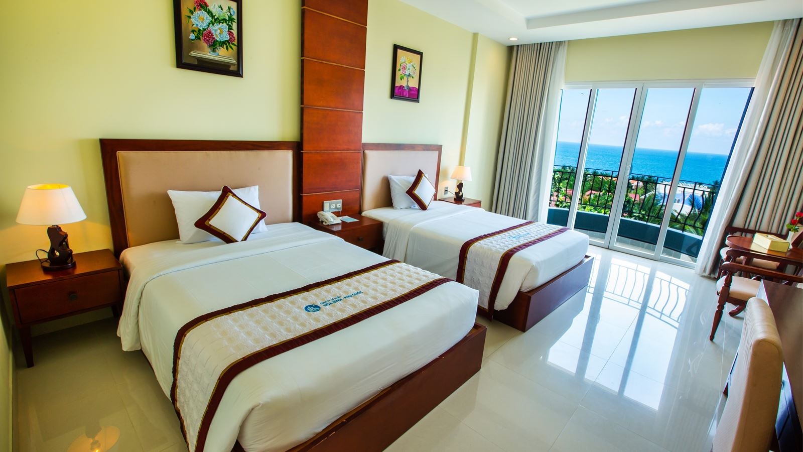 rooms-superior-small-balcony-sea-or-gardenview