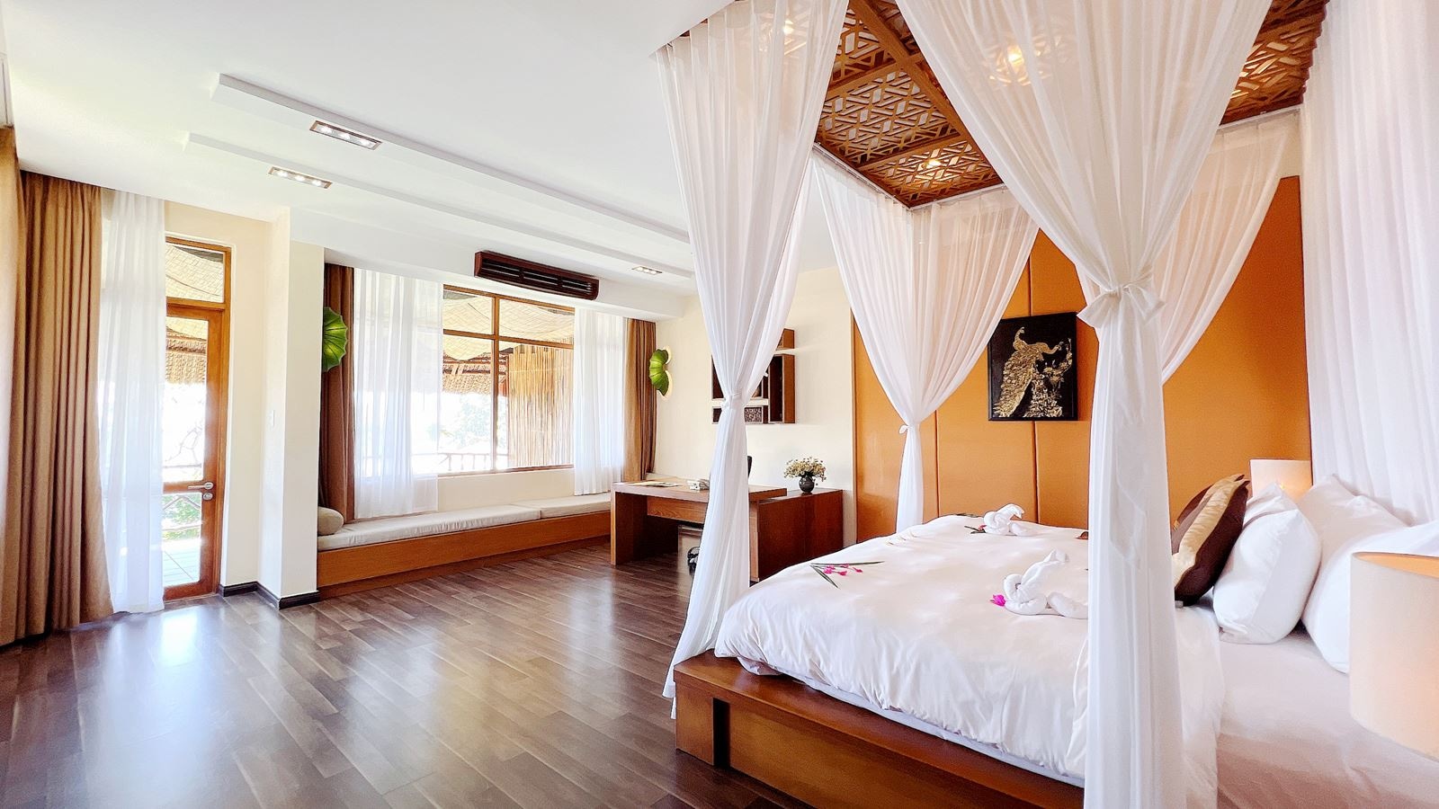 rooms-aroma-luxury-villa-with-jacuzzi-with-balcony