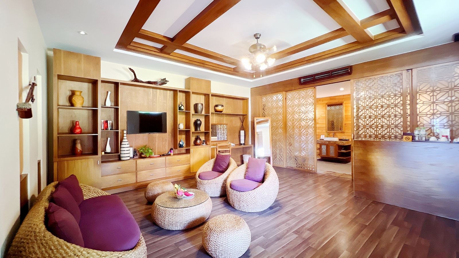 rooms-aroma-luxury-villa-with-jacuzzi-with-balcony