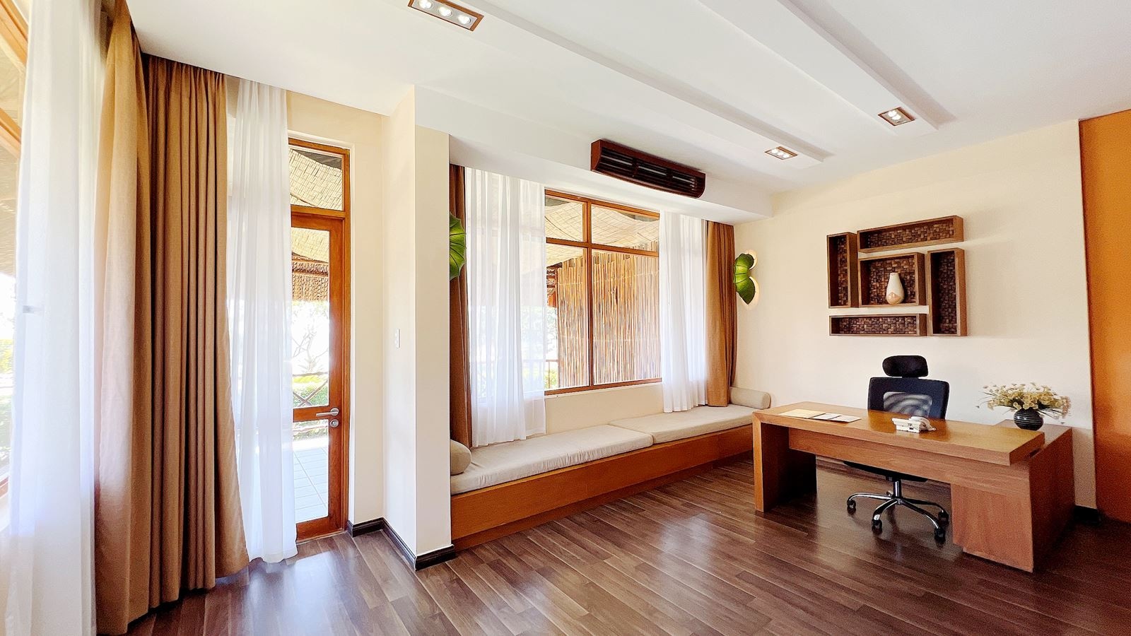 rooms-aroma-luxury-villa-with-jacuzzi-with-balcony