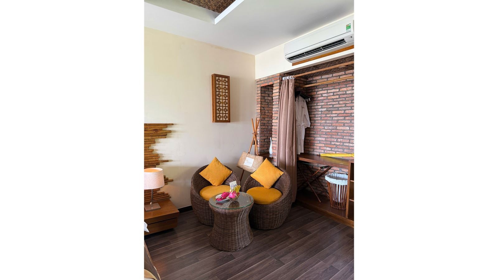 rooms-bungalow-sea-view-with-balcony