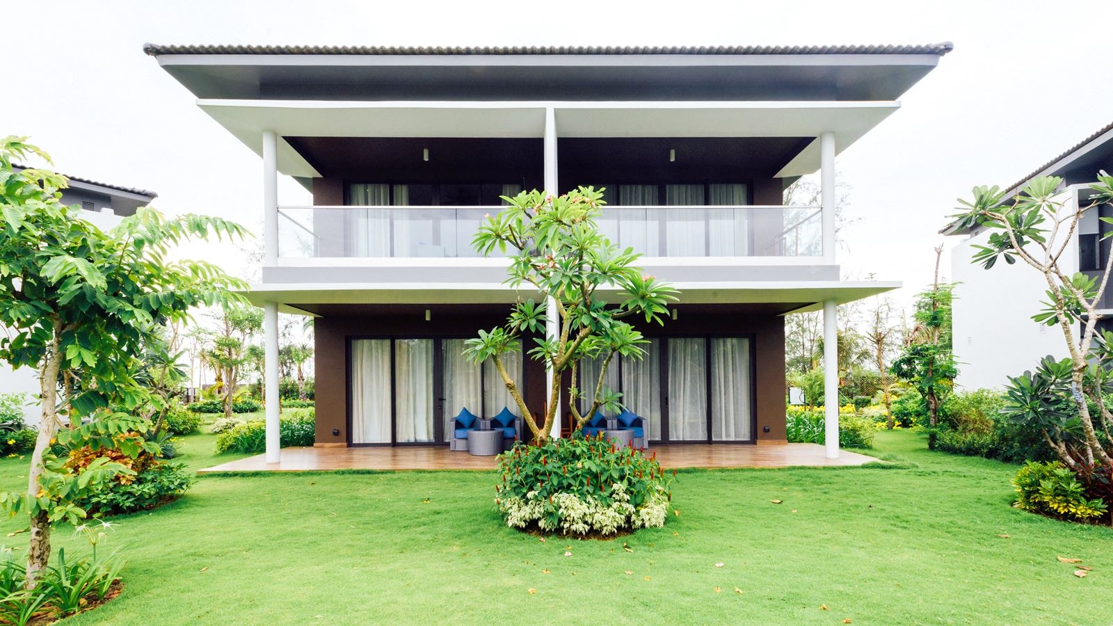 rooms-deluxe-twin-or-king-balcony