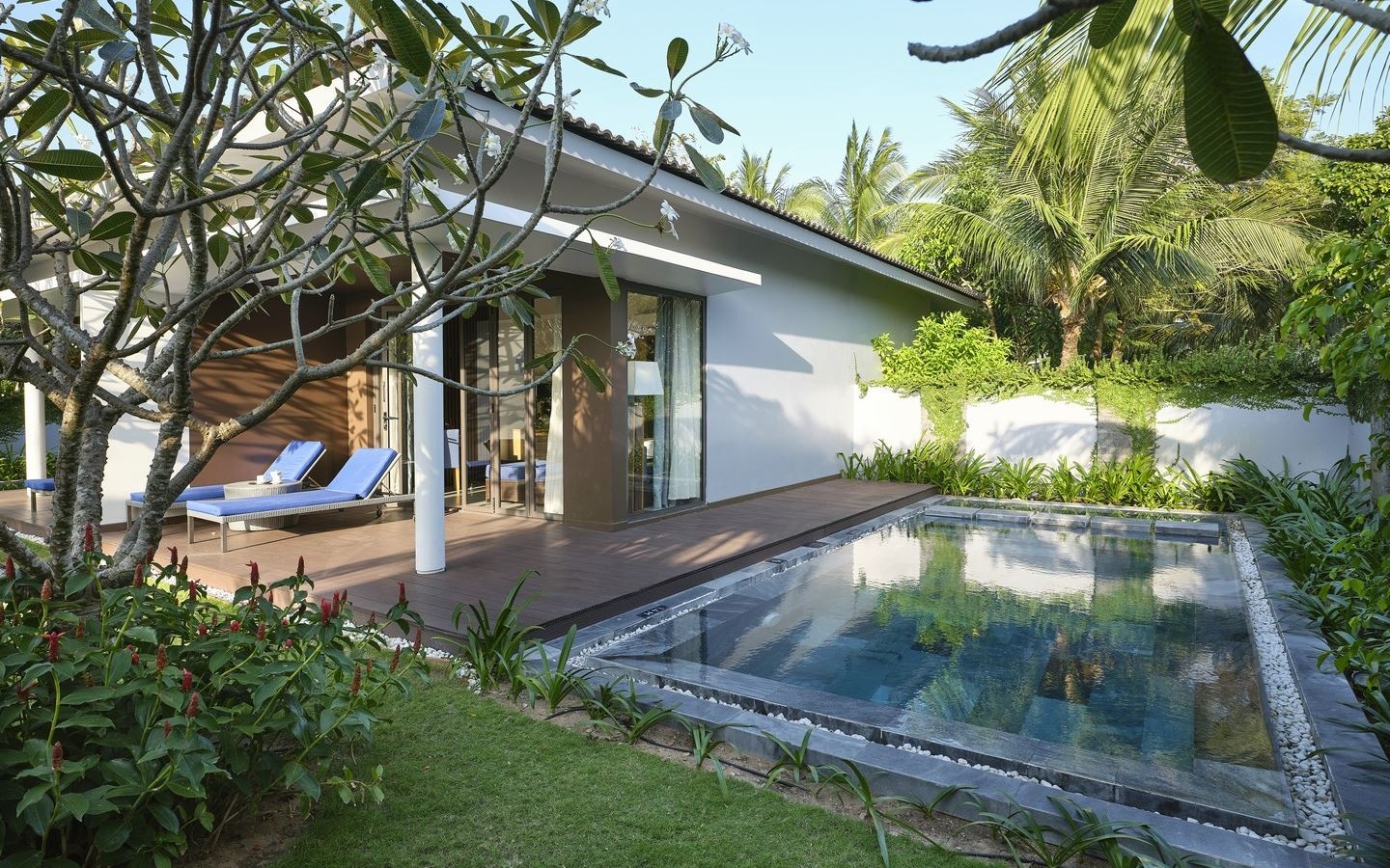 rooms-deluxe-bungalow-with-pool