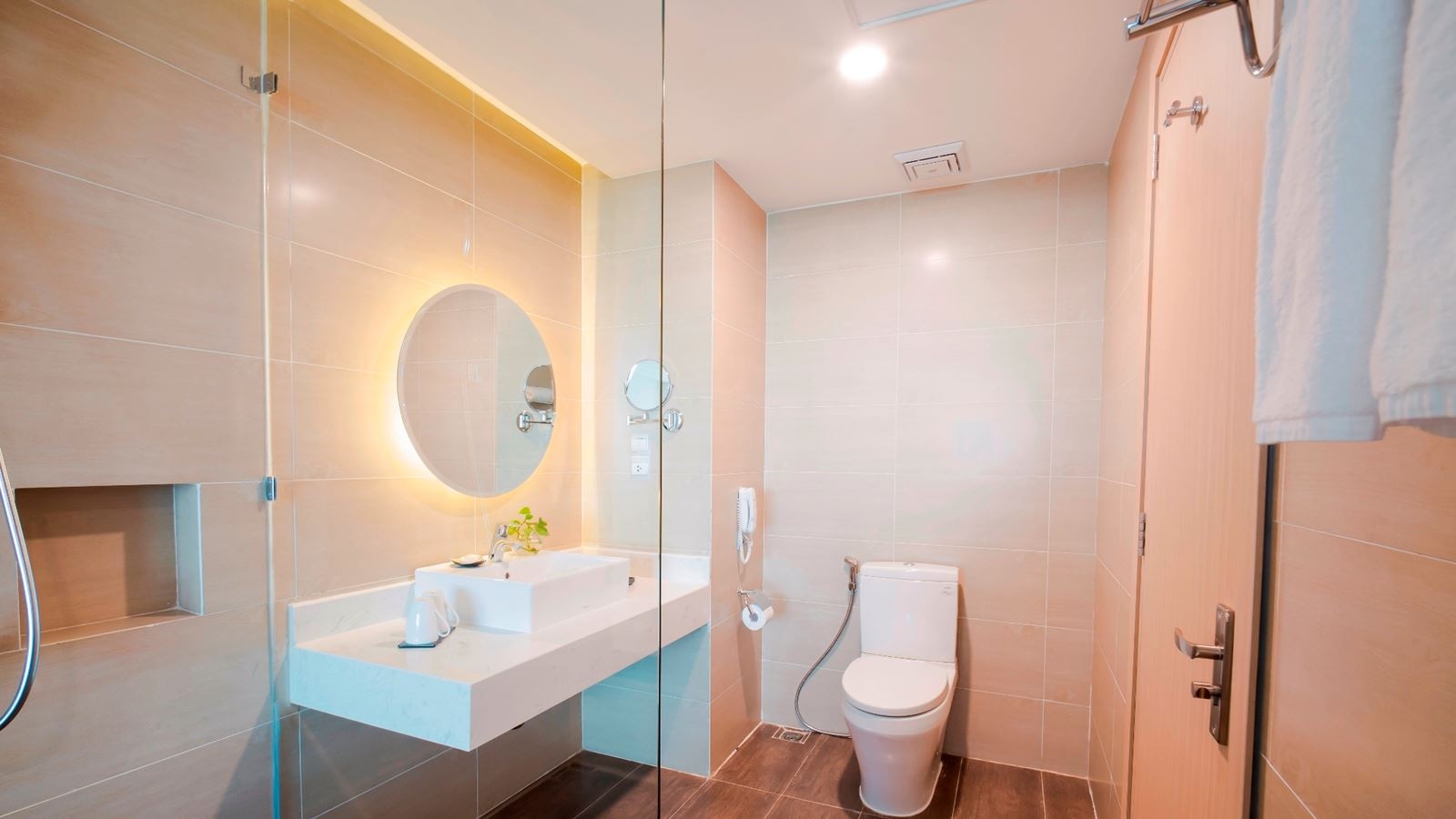 rooms-deluxe-king-with-balcony