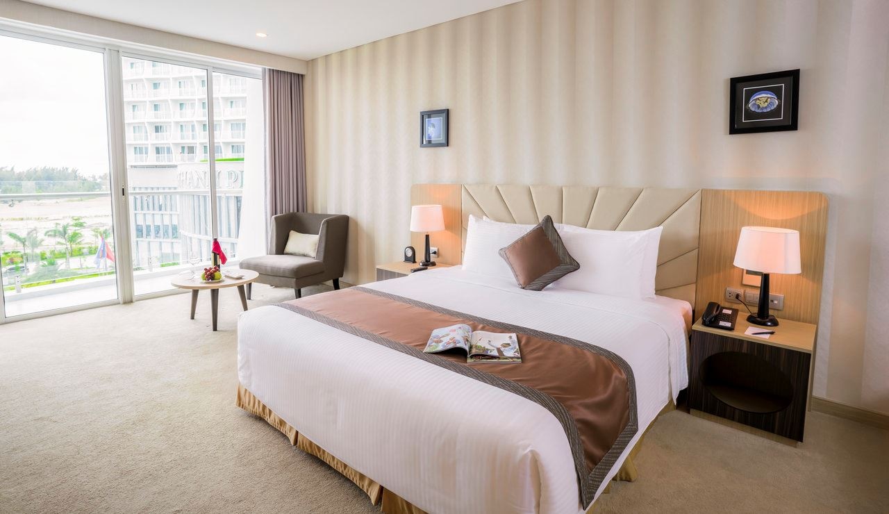 rooms-deluxe-king-with-balcony