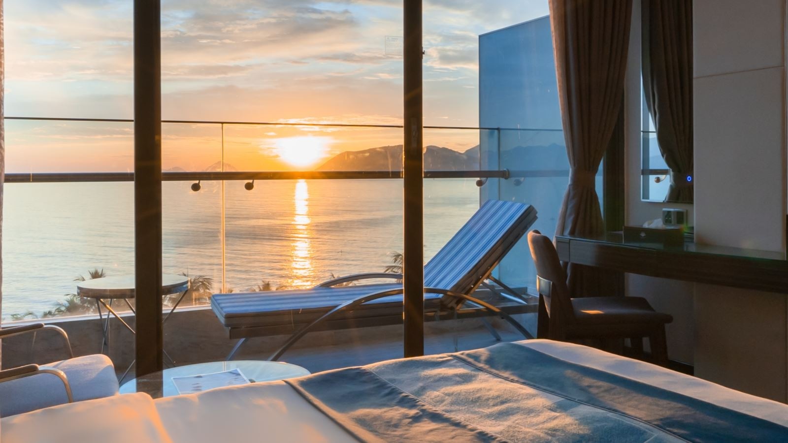 rooms-premier-balcony-ocean-view